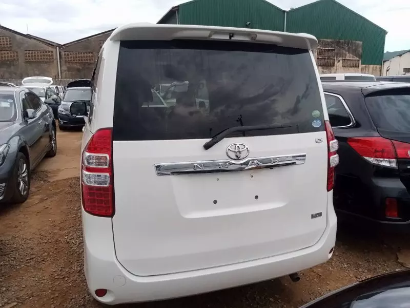 Toyota Noah   - 2012