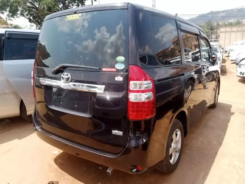 Toyota Noah   - 2012