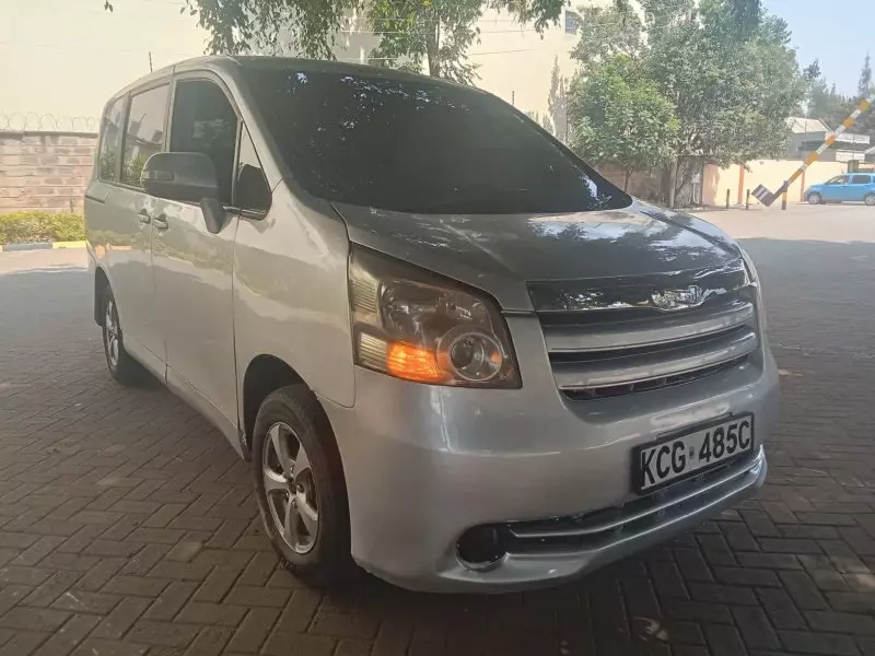 Toyota Noah   - 2008