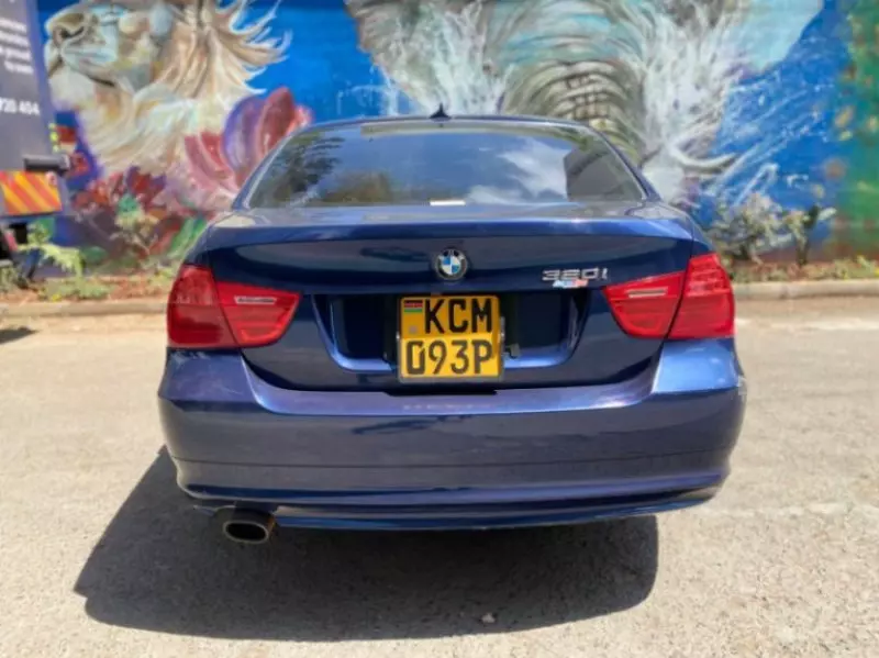 BMW 320i   - 2011