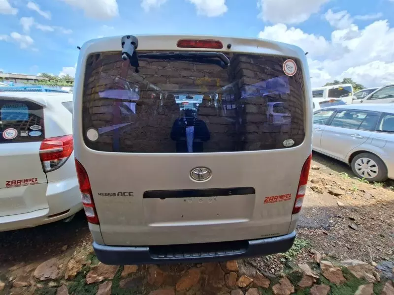 Toyota Hiace   - 2013