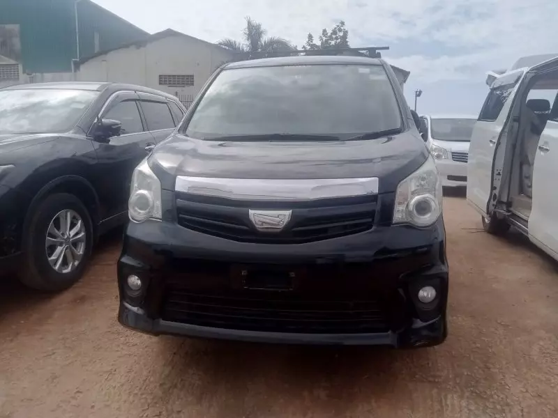 Toyota Noah   - 2011