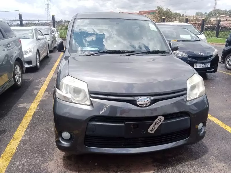 Toyota Sienta   - 2011