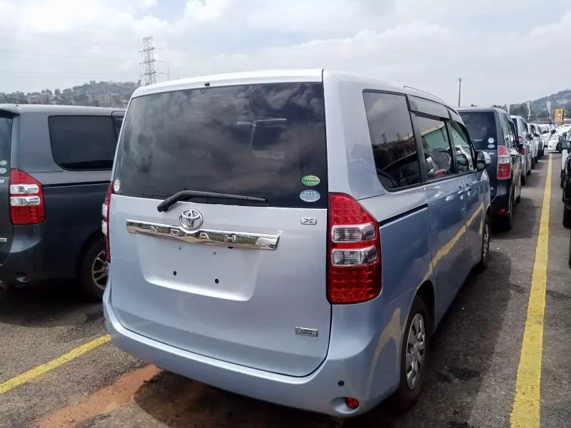 Toyota Noah   - 2012