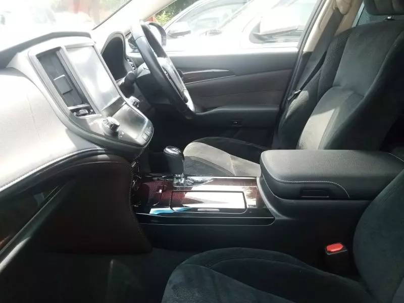 Toyota Crown Royal saloon Hybrid    - 2016