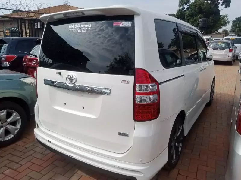 Toyota Noah   - 2012