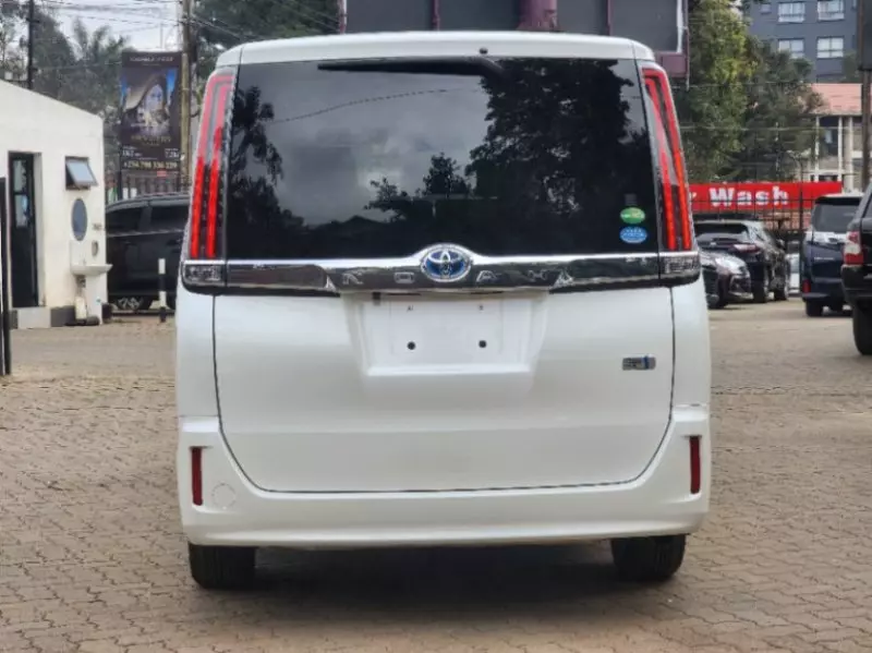 Toyota Noah   - 2018