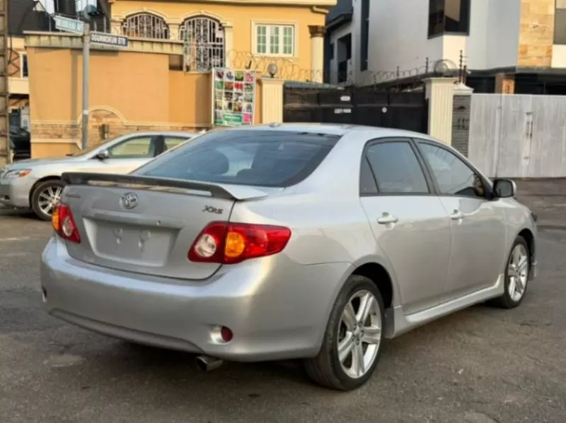 Toyota Corolla   - 2010
