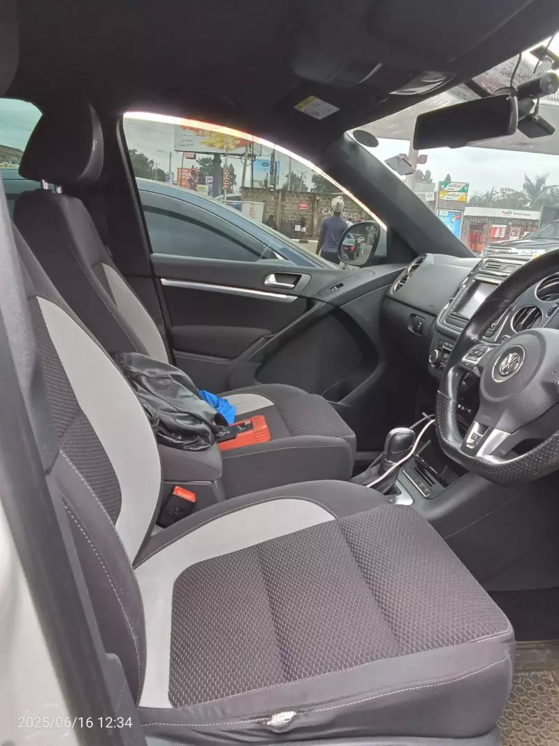 Volkswagen Tiguan   - 2015