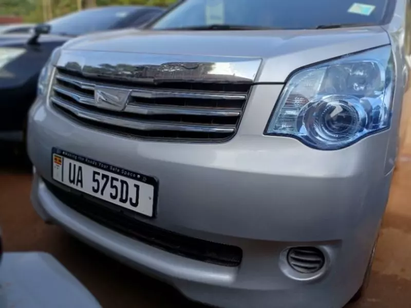 Toyota Noah   - 2011