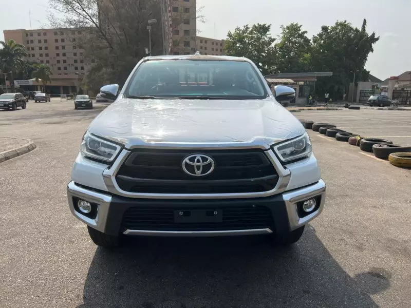 Toyota Hilux   - 2021