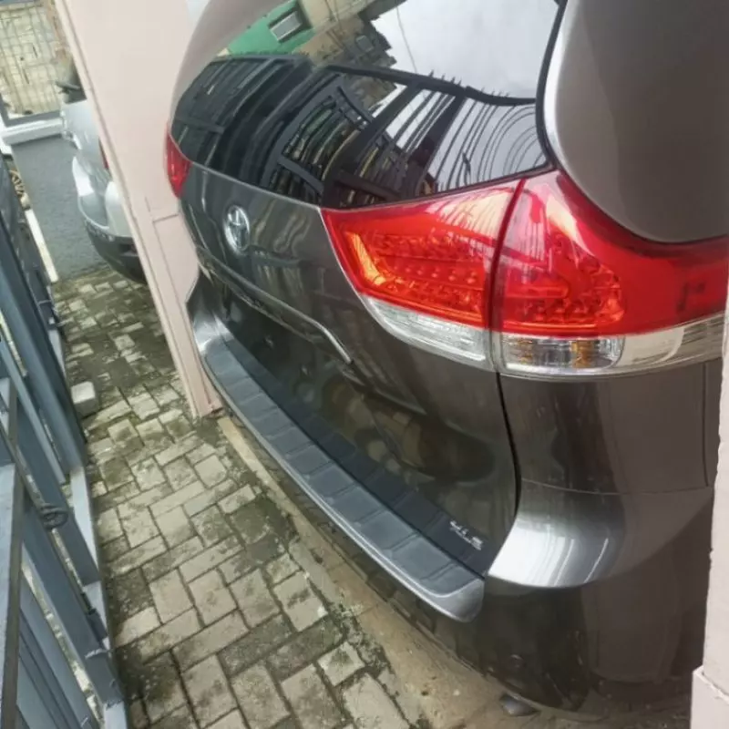 Toyota Sienna   - 2011