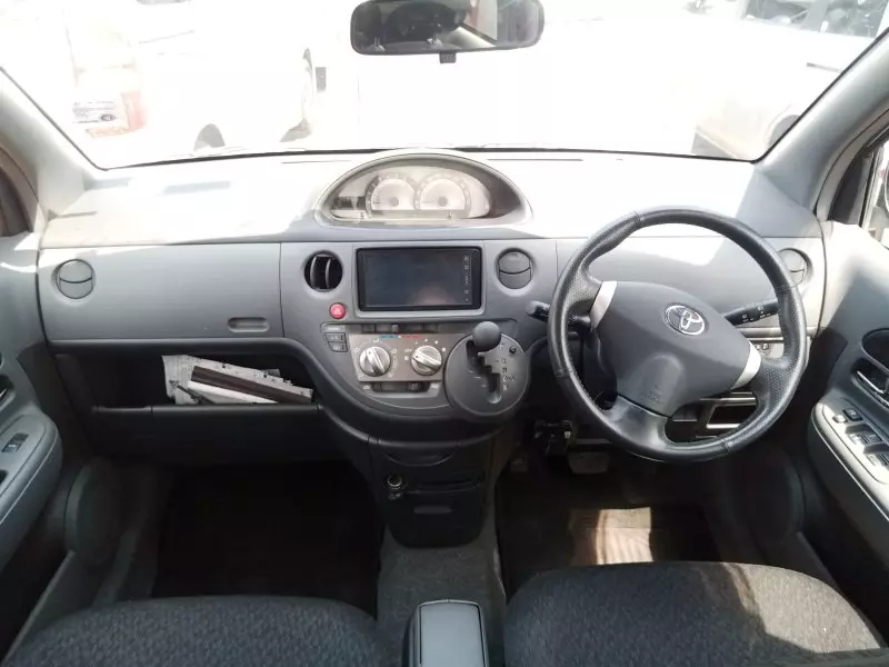 Toyota Sienta   - 2011