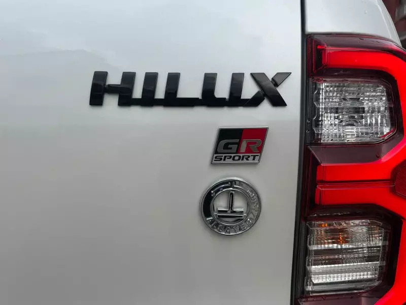 Toyota Hilux    - 2024