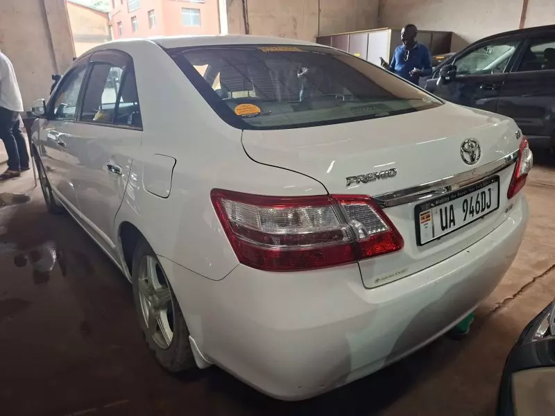 Toyota Premio    - 2011