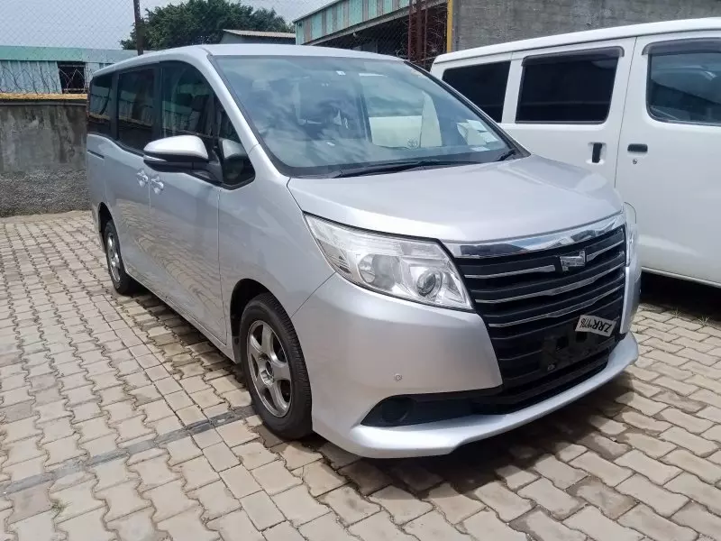 Toyota Noah   - 2015