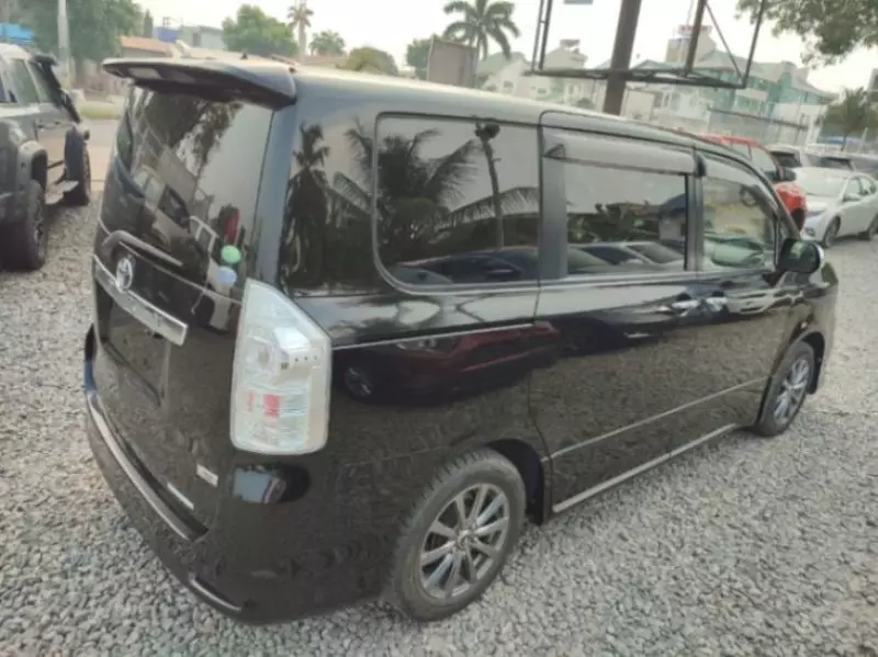 Toyota Voxy    - 2012