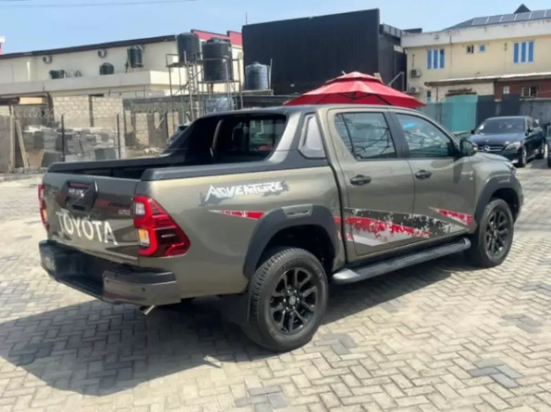 Toyota Hilux   - 2021