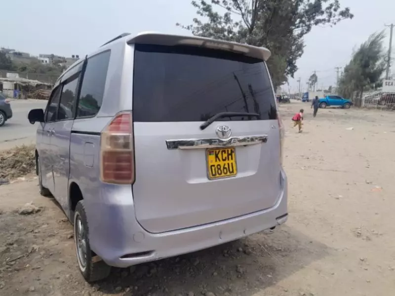 Toyota Noah   - 2008