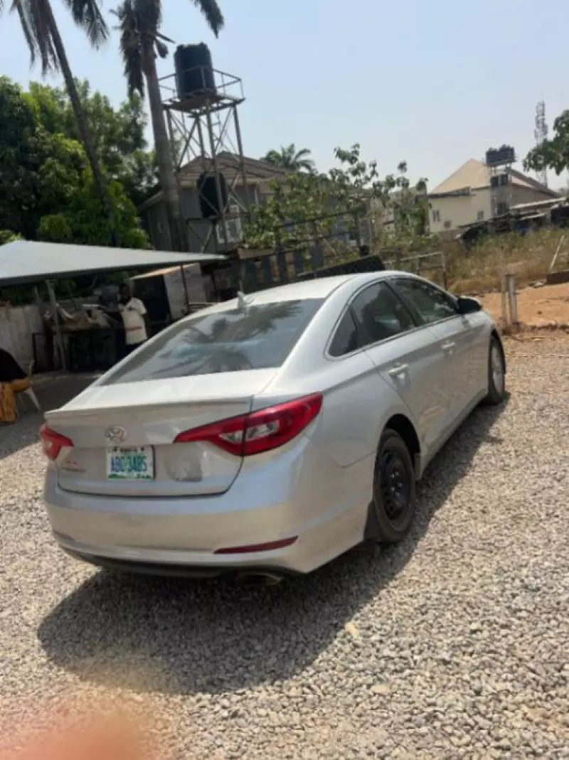 Hyundai Sonata   - 2012