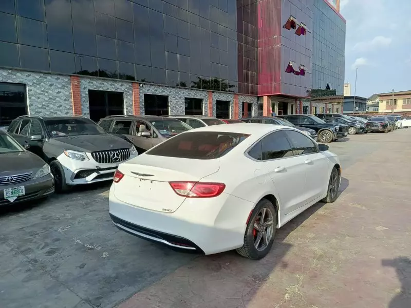 Chrysler 200   -