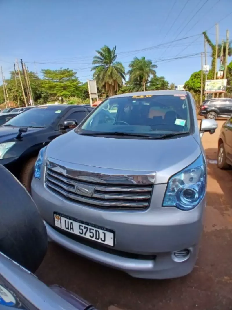 Toyota Noah   - 2011