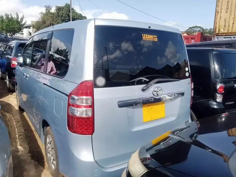 Toyota Noah   - 2011