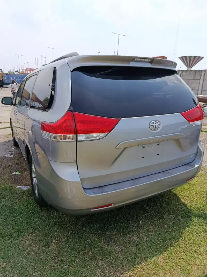 Toyota Sienna - 2012