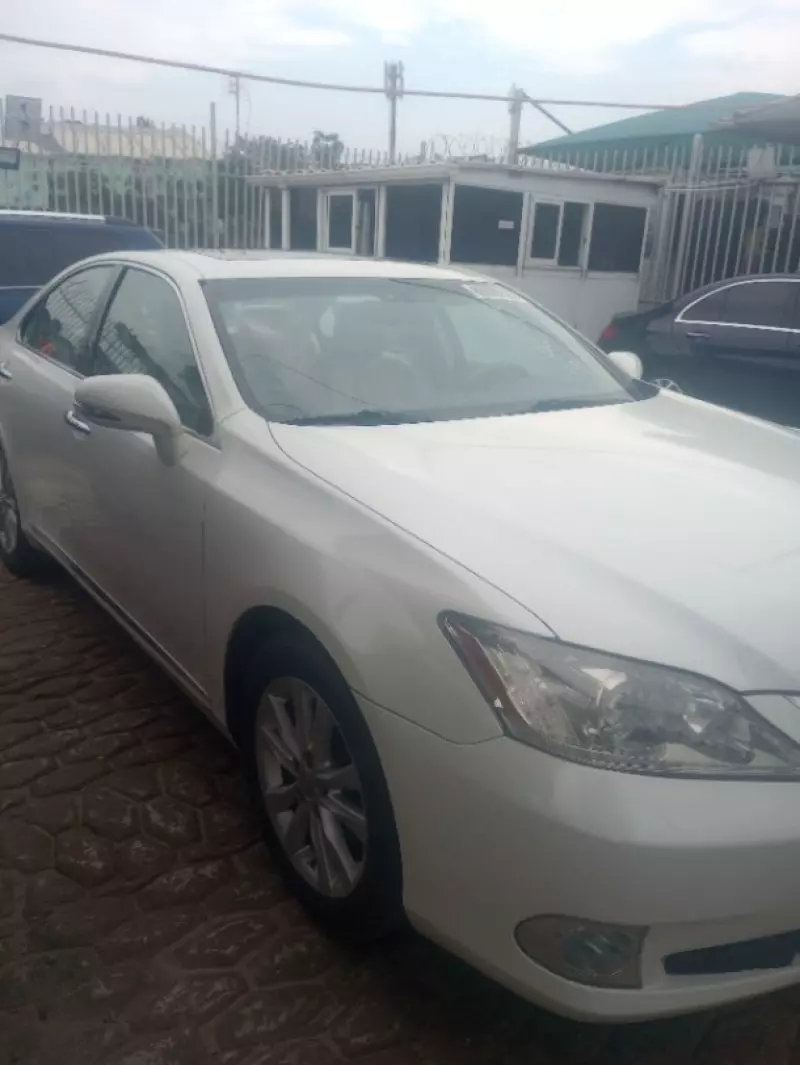 Lexus ES 350   - 2010