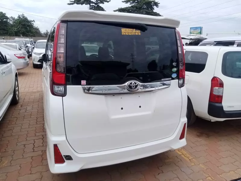 Toyota Noah   - 2015