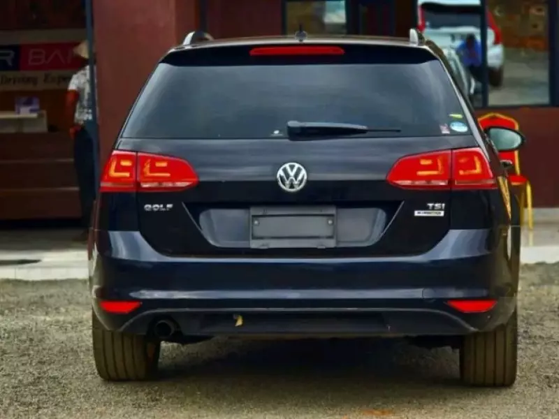 Volkswagen Golf   - 2016