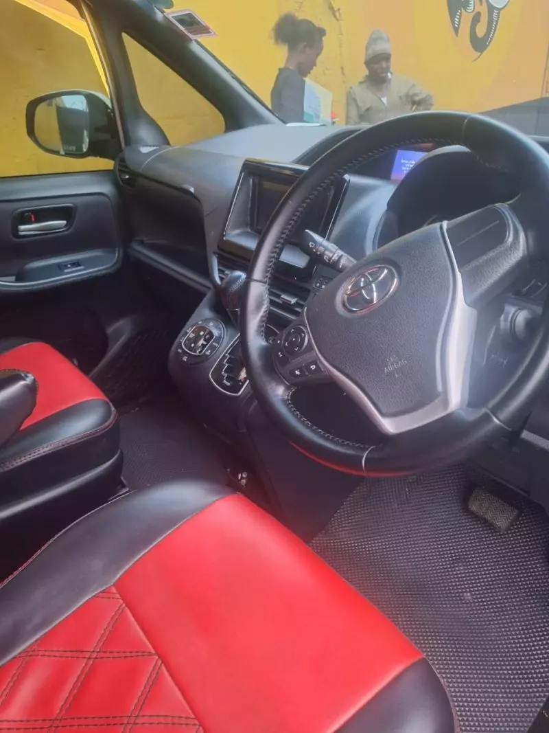 Toyota Noah   - 2016