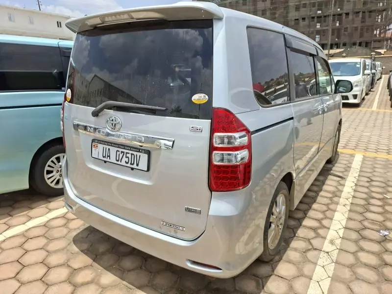 Toyota Noah - 2012