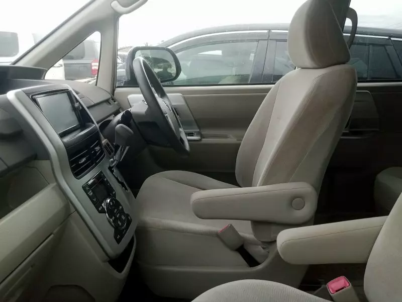 Toyota Noah   - 2012