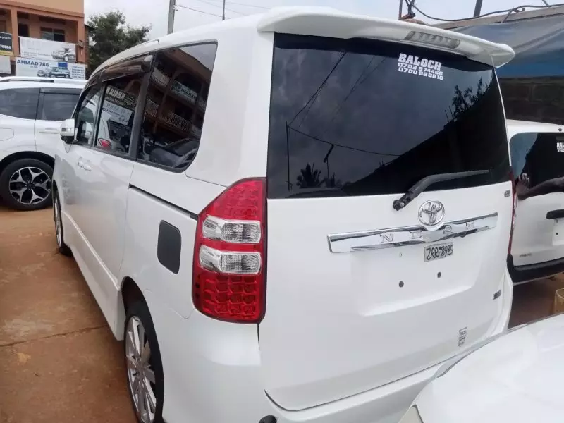 Toyota Noah   - 2012