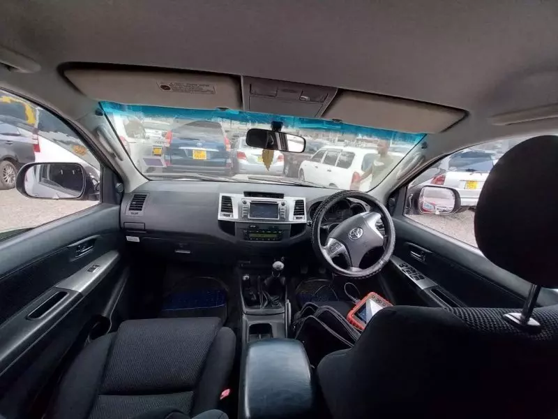 Toyota Hilux   - 2015