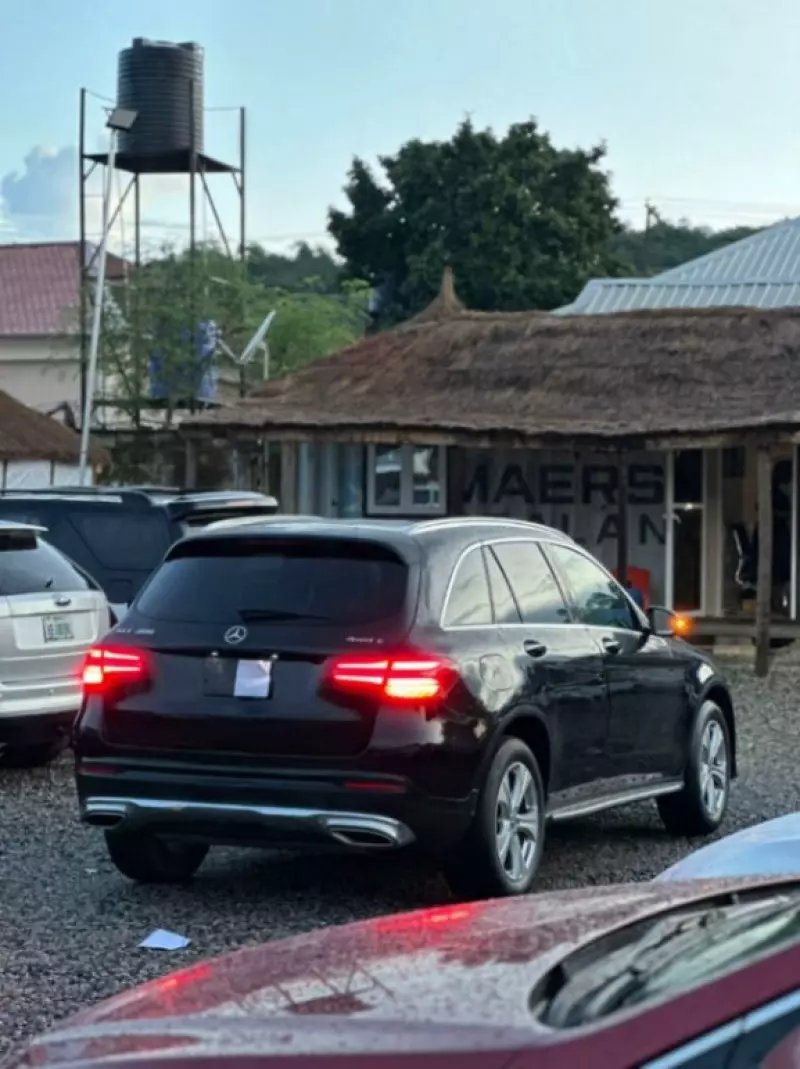 Mercedes-Benz GLC 300   -