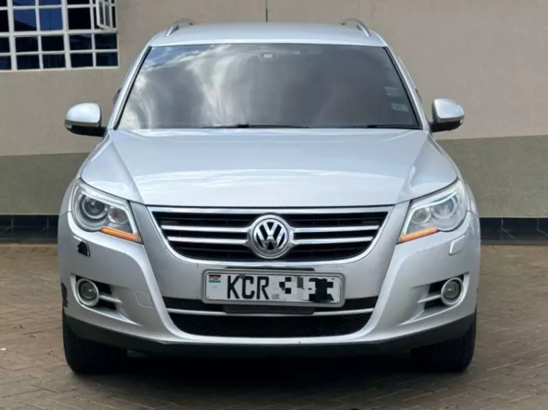 Volkswagen Tiguan   - 2011