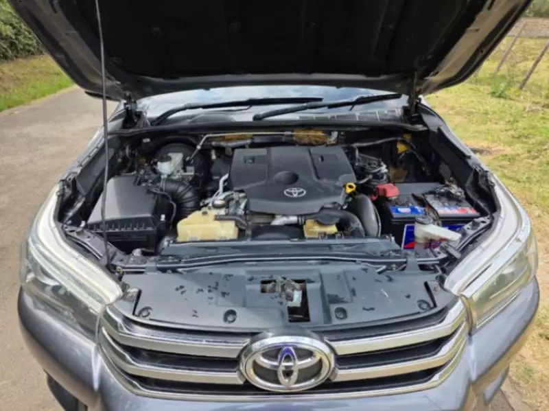 Toyota Hilux   - 2015
