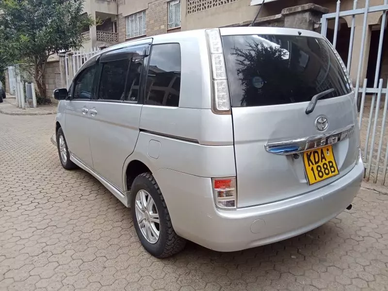 Toyota Isis    - 2013
