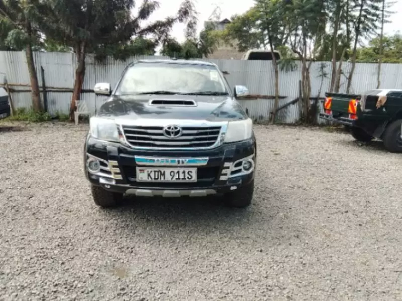 Toyota Hilux   - 2015