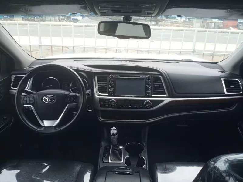 Toyota Highlander   - 2016