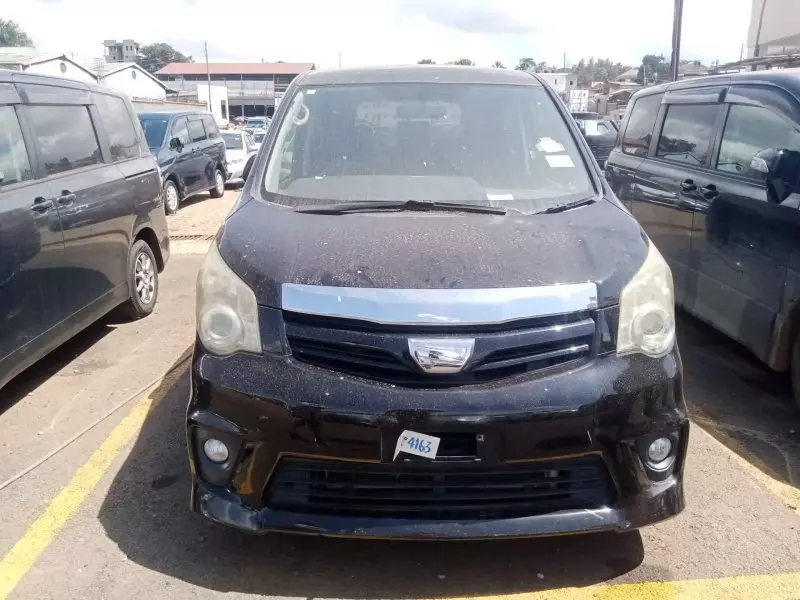 Toyota Noah   - 2012