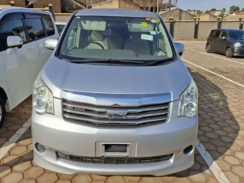 Toyota Noah   - 2013