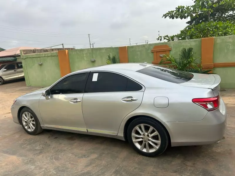 Lexus ES 350   - 2011