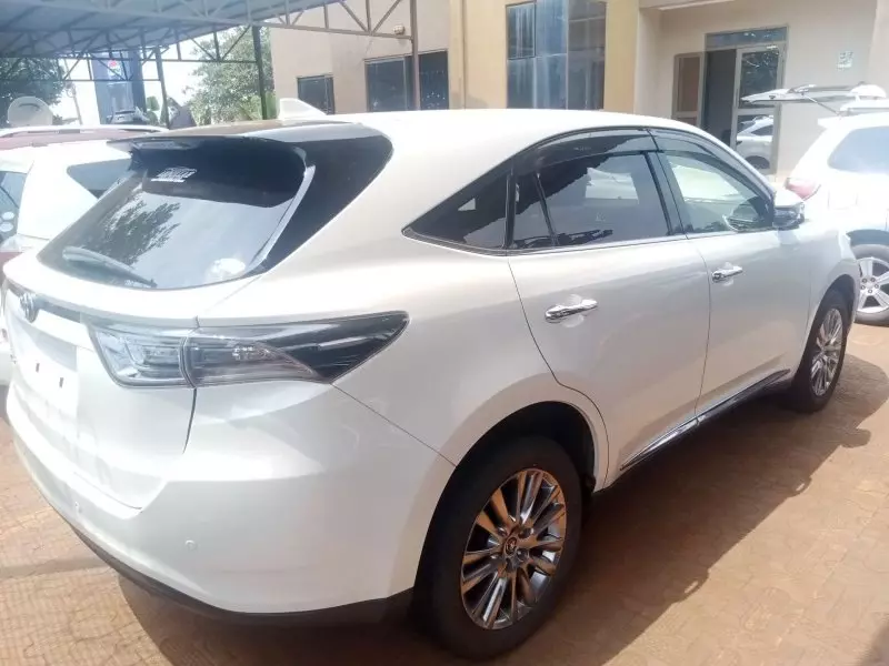 Toyota Harrier   - 2016