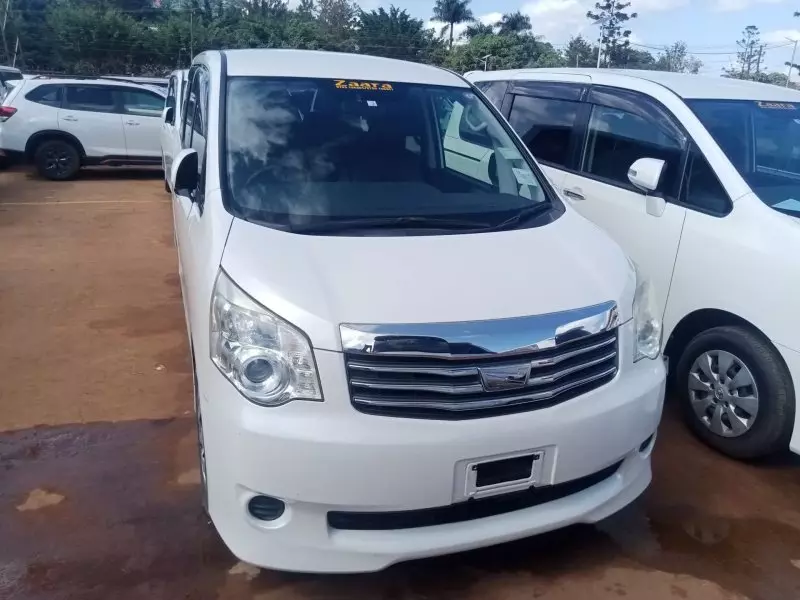 Toyota Noah   - 2011