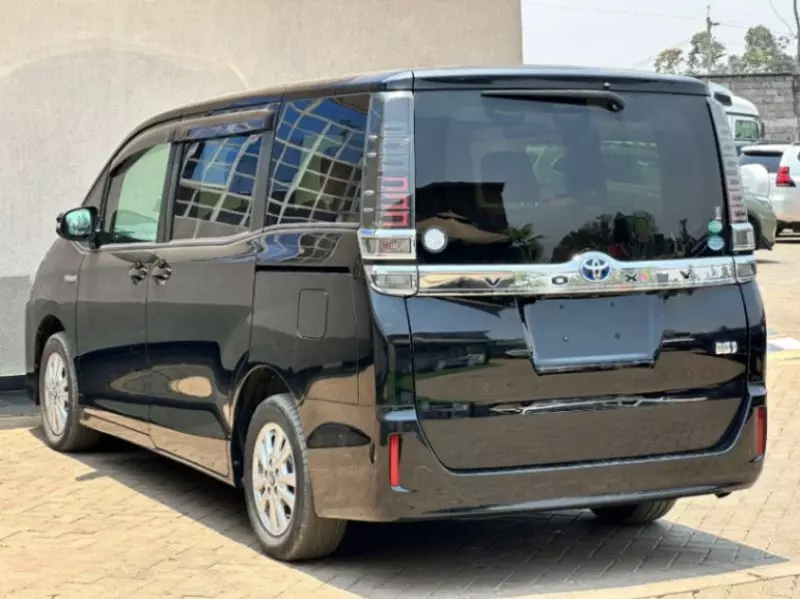 Toyota Voxy    - 2018