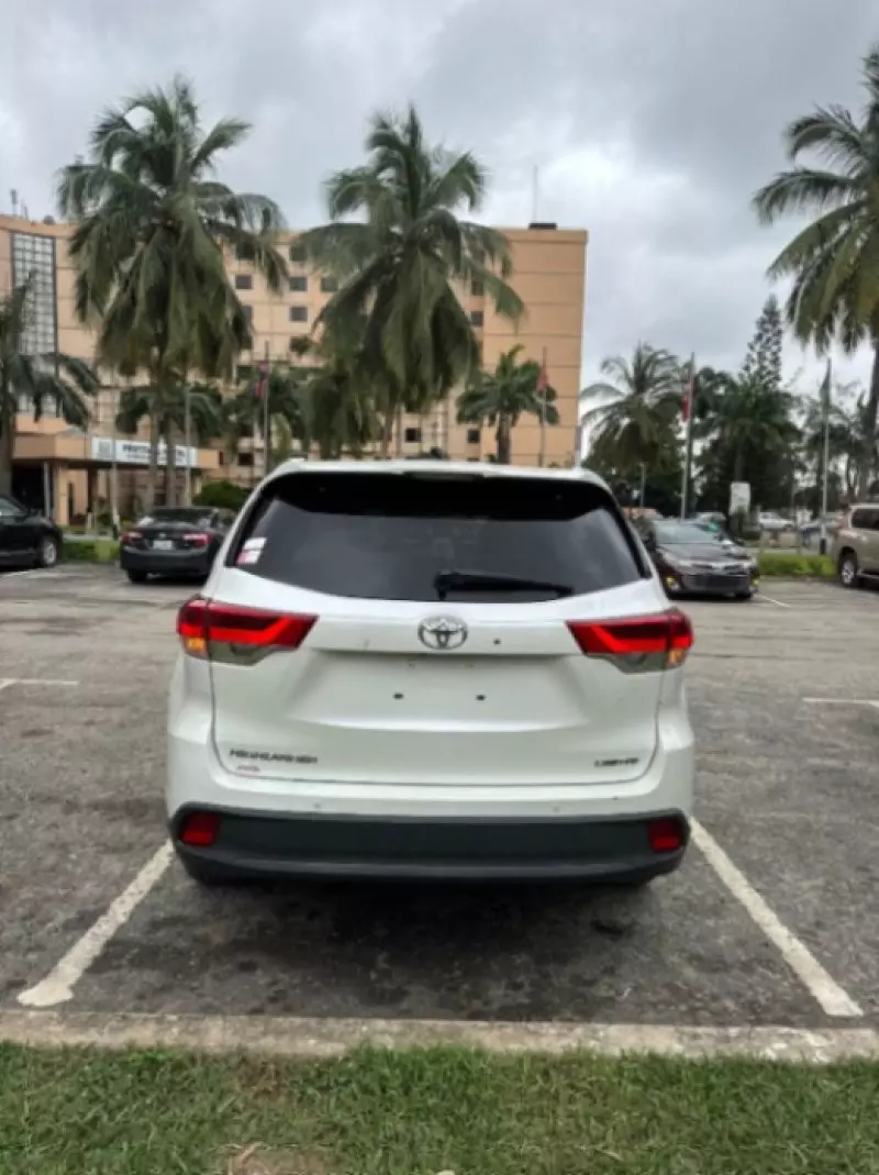 Toyota Highlander   - 2016