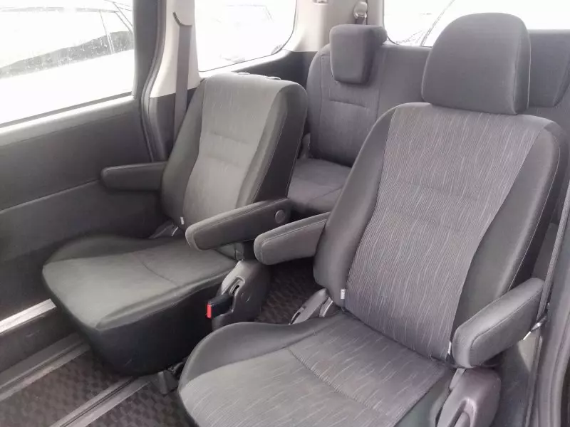 Toyota Noah   - 2012